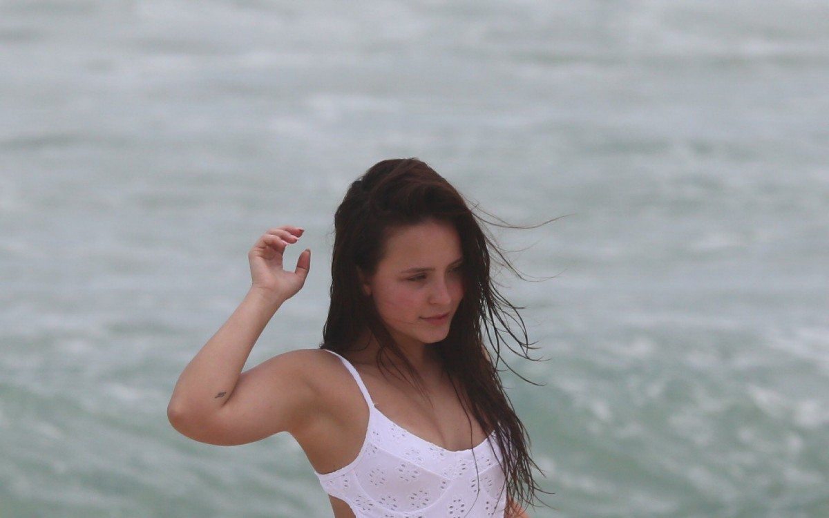 Larissa Manoela na Praia da Barra da Tijuca, na Zona Oeste do Rio, na manh&atilde; desta ter&ccedil;a-feira