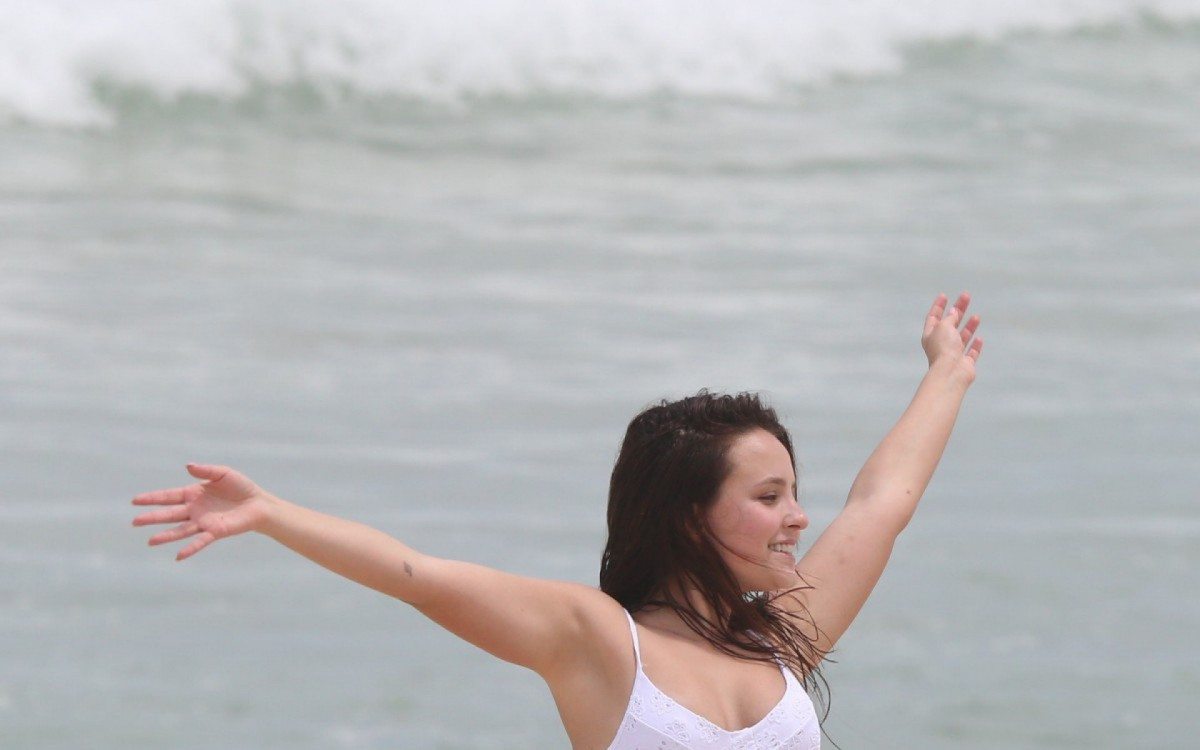 Larissa Manoela na Praia da Barra da Tijuca, na Zona Oeste do Rio, na manh&atilde; desta ter&ccedil;a-feira