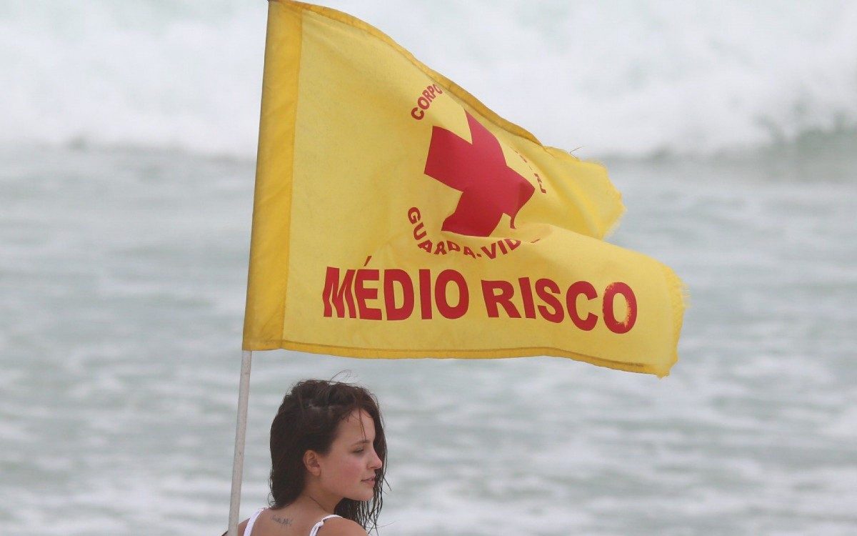 Larissa Manoela na Praia da Barra da Tijuca, na Zona Oeste do Rio, na manh&atilde; desta ter&ccedil;a-feira