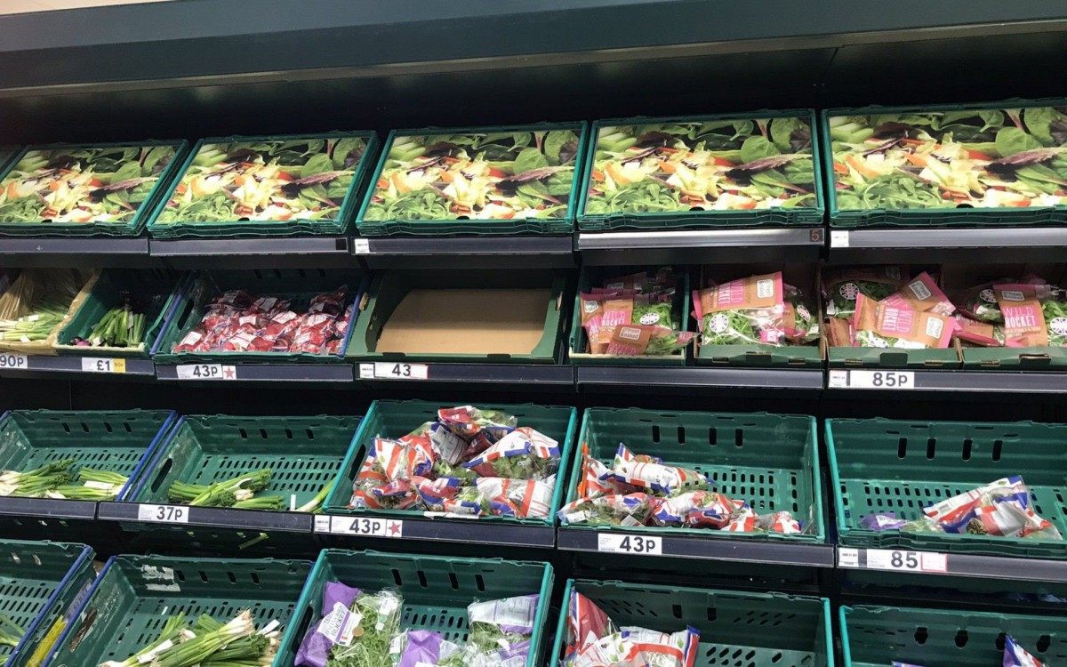 Ap&oacute;s desabastecimento, mercado troca produtos por fotos