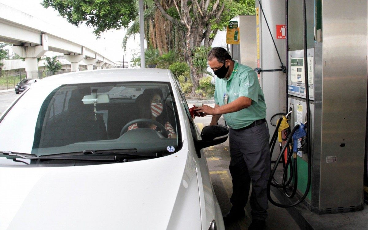 Entra em vigor hoje o novo aumento da Gasolina, nesta terça feira (26), na foto Ana Maria, Posto Praça da Bandeira.