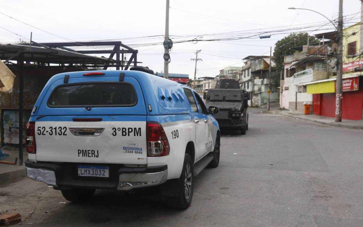 Policia - Policia Militar refor&ccedil;a policiamento nas comunidades Pica Pau e Cinco Bocas, na zona norte do Rio.