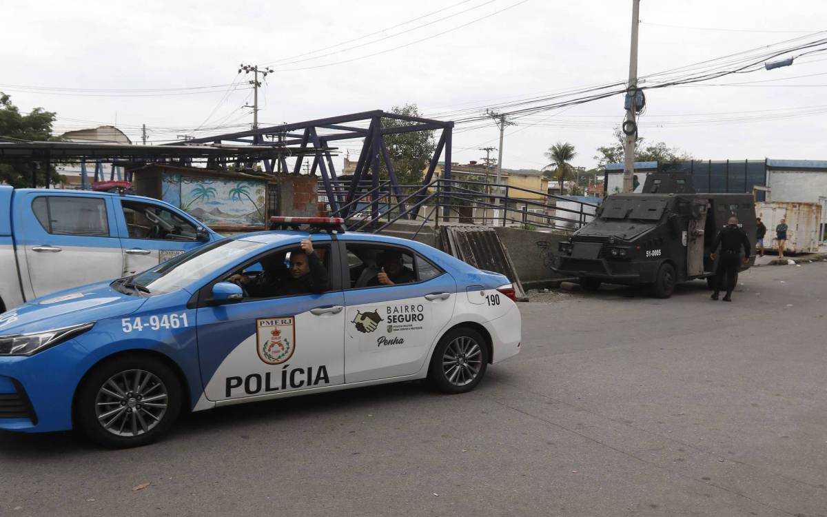 Policia - Policia Militar refor&ccedil;a policiamento nas comunidades Pica Pau e Cinco Bocas, na zona norte do Rio.