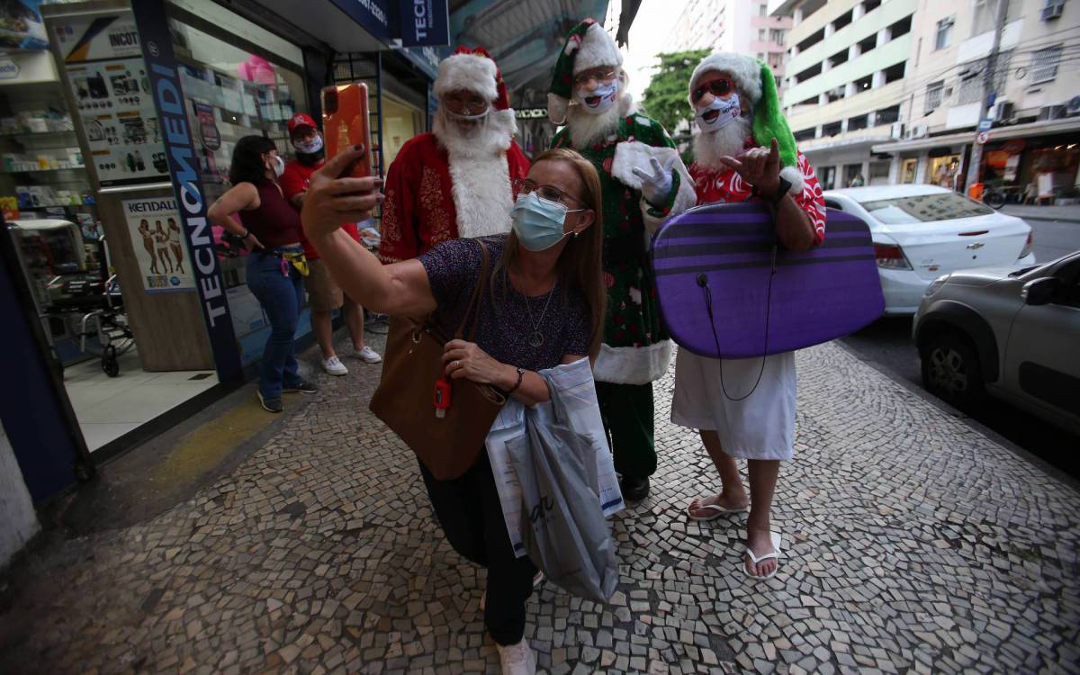 Rio,26/10/2021-TIJUCA, Papais Noeis caminhando e fazendo fotos pelas ruas da Tijuca. na foto, papais noeis tirando fotos nas ruas da Tijuca .Foto: Cleber Mendes/Agência O Dia
