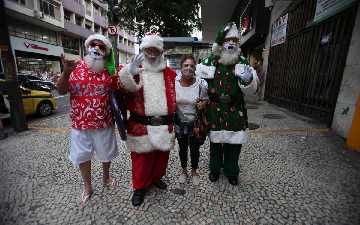 Rio,26/10/2021-TIJUCA, Papais Noeis caminhando e fazendo fotos pelas ruas da Tijuca. na foto,Tatiana Pacheco fez foto com papais noeis pra mostrar pra filha .Foto: Cleber Mendes/Agência O Dia