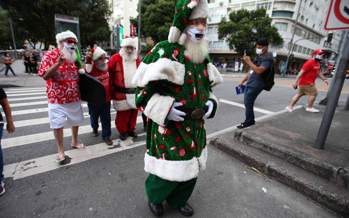Rio,26/10/2021-TIJUCA, Papais Noeis caminhando e fazendo fotos pelas ruas da Tijuca. na foto, papais noeis tirando fotos nas ruas da Tijuca .Foto: Cleber Mendes/Agência O Dia