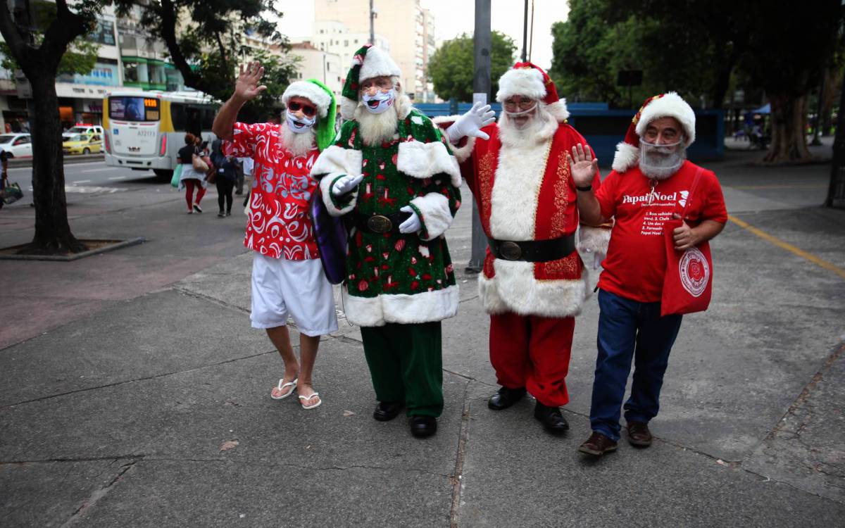 Rio,26/10/2021-TIJUCA, Papais Noeis caminhando e fazendo fotos pelas ruas da Tijuca. na foto, papais noeis camnhado pela Tijuca,Eduardo Ribeirio(de verde),Roberto Rezende(surfista), Gino Esposito(de vermelho) e Limashem Cherem(jeans) .Foto: Cleber Mendes/Agência O Dia
