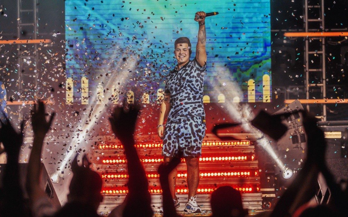 SINTONIA (L to R) JOTTAPE as MC DONI, in episode 1 of SINTONIA. Cr. VANS BUMBEERS/NETFLIX &copy; 2021