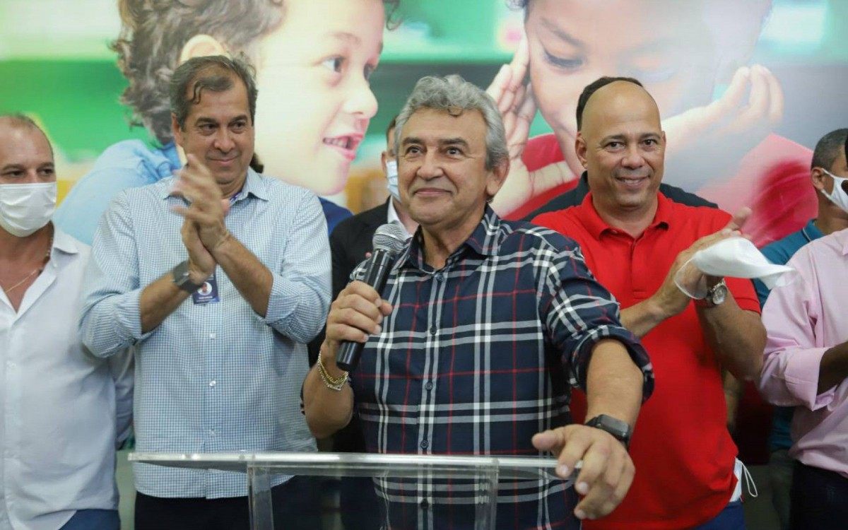 O Prefeito Dr. Jo&atilde;o, o Secret&aacute;rio de Educa&ccedil;&atilde;o, Jos&eacute; Carlos, o Deputado Estadual Valdecy da Sa&uacute;de e o Governador do Estado do Rio de Janeiro, Cl&aacute;udio Castro, participaram da solenidade de reinaugura&ccedil;&atilde;o