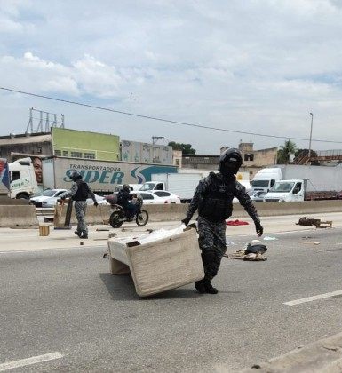Equipes do COE retiram objetos arremessados na Avenida Brasil por moradores da Zona Norte - Divulga&ccedil;&atilde;o