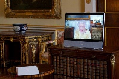 Rainha Elizabeth II retoma compromissos oficiais após repouso e internação
