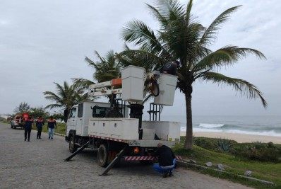 Orla de Saquarema recebe serviços de poda e limpeza