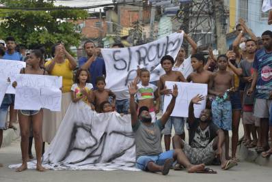 Moradores do bairro Parada de Lucas fazem protesto na Avenida Brasil contra a ocupa&ccedil;&atilde;o da PM na regi&atilde;o - Ag&ecirc;ncia O Dia / Fabio Costa