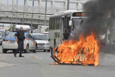 Moradores do 'Complexo de Israel' fazem protesto na Avenida Brasil após ocupação da PM