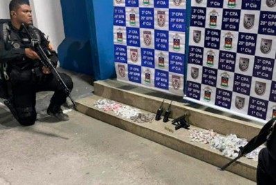 Após denúncia, PM prende dois homens comercializado drogas na comunidade da Coréia, em Mesquita