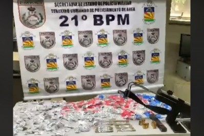 Dupla é presa com submetralhadora e drogas em Meriti