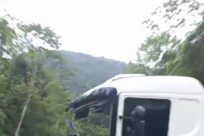 Acidente entre duas carretas provoca congestionamento, em Guapimirim