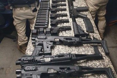 PRF apreende quatro fuzis e 15 pistolas em um carro na Via Dutra