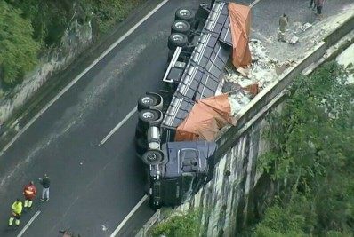 Caos na Dutra: Carreta tomba e causa retenção no trânsito na altura de Piraí
