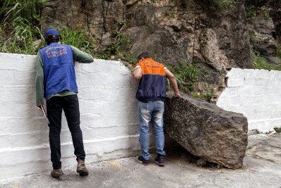 Defesa Civil vistoria área de risco em Alcântara depois rocha soltar 