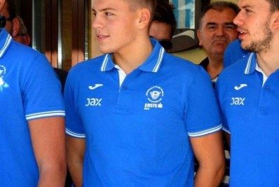 Jogador de clube europeu provoca grave acidente ao andar nu pela estrada