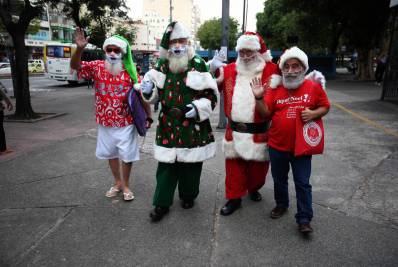 Papais Noéis realizam tradicional desfile na Praça Saens Pena