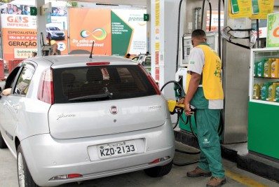 Motoristas e entregadores de aplicativos vão poder comprar gasolina a R$ 4,40 nesta quinta-feira no Rio