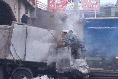 Acidente com caminhão na Via Dutra deixa um morto