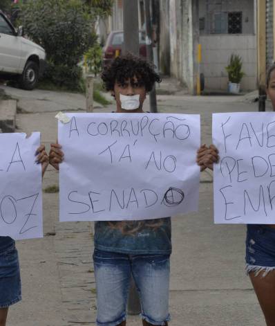 Moradores do bairro Parada de Lucas fazem protesto na Avenida Brasil contra a ocupa&ccedil;&atilde;o da PM na regi&atilde;o - FabioCosta