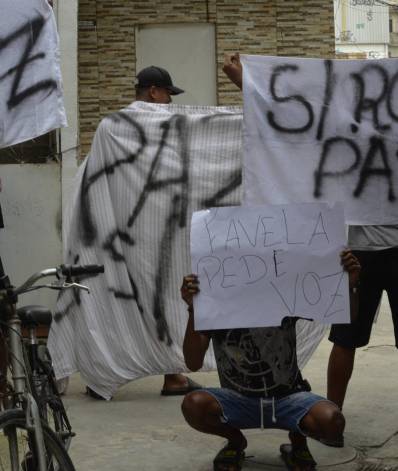 Moradores do bairro Parada de Lucas fazem protesto na Avenida Brasil contra a ocupa&ccedil;&atilde;o da PM na regi&atilde;o - FabioCosta