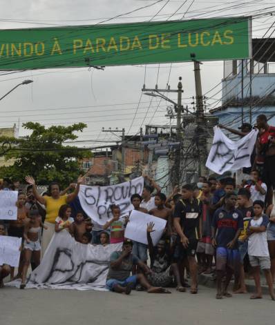 Moradores do bairro Parada de Lucas fazem protesto na Avenida Brasil contra a ocupa&ccedil;&atilde;o da PM na regi&atilde;o - Ag&ecirc;ncia O DIA / Fabio Costa