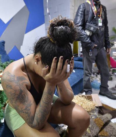 Moradora conta que teve a casa revirada por policiais militares no bairro Parada de Lucas - Ag&ecirc;ncia O Dia / Fabio Costa