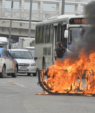 Moradores do bairro Parada de Lucas colocam fogo em objetos na pista da Avenida Brasil, na Zona Norte do Rio - Ag&ecirc;ncia O Dia / Fabio Costa