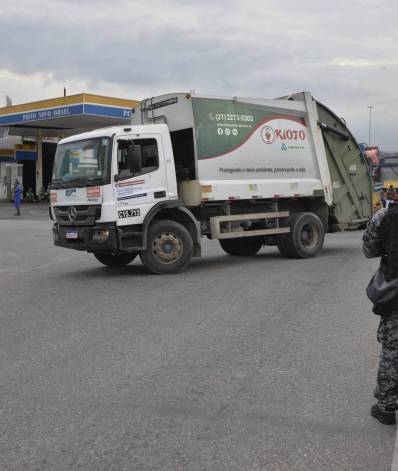 Caminh&atilde;o interdita entrada do bairro Parada de Lucas, na Zona Norte, na tarde desta ter&ccedil;a-feira - FabioCosta