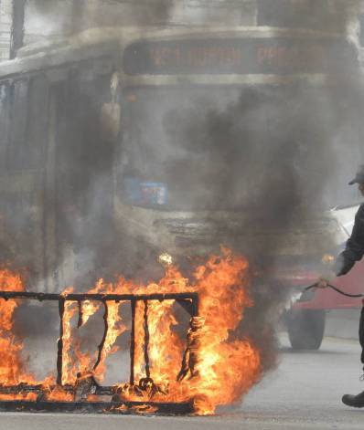 Moradores do bairro Parada de Lucas fazem protesto na Avenida Brasil contra a ocupa&ccedil;&atilde;o da PM na regi&atilde;o - Ag&ecirc;ncia O Dia / Fabio Costa