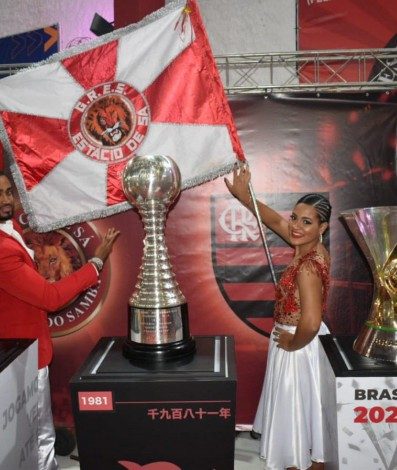 Estácio exibe os troféus do Flamengo em grande festa para o jogo