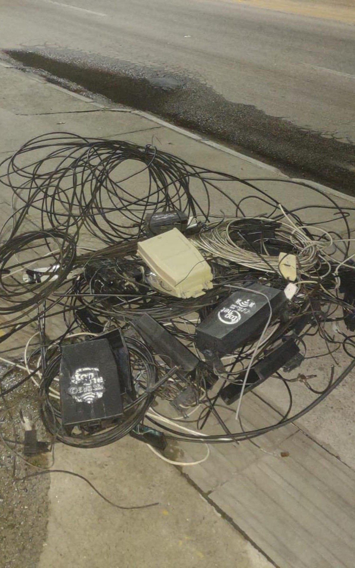 Cerca de 300 metros de cabos usados pelos criminosos foram apreendidos no bairro Jacutinga