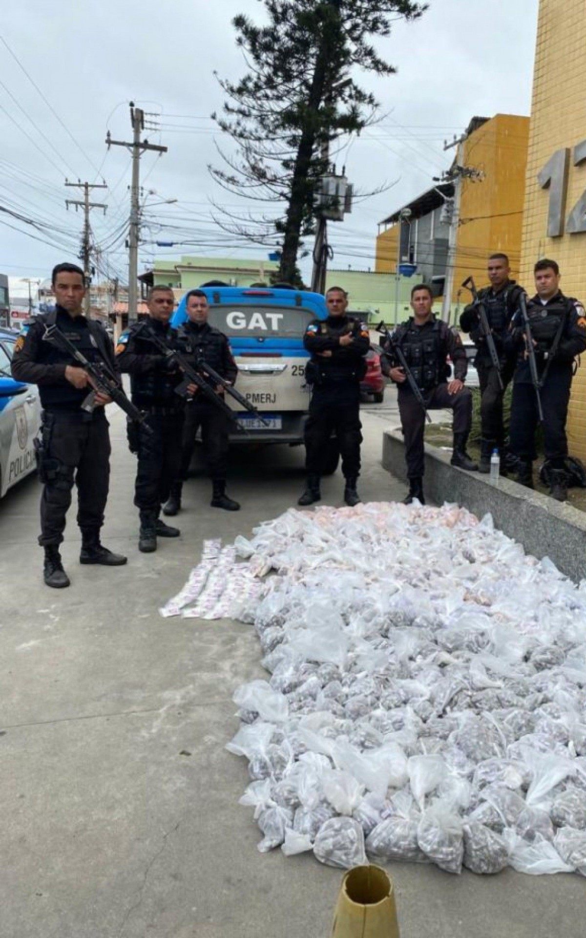 Os agentes localizaram 21.744 tabletes de maconha, 9.348 c&aacute;psulas de coca&iacute;na e 6.960 pedras de crack