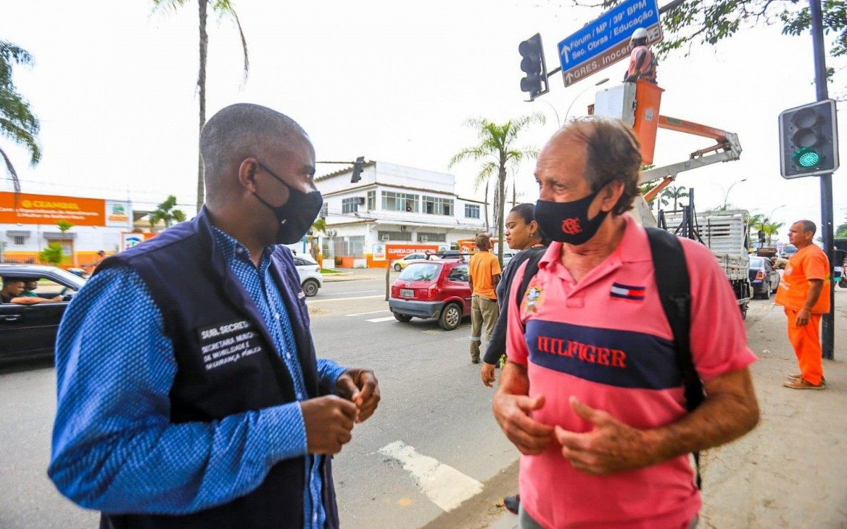 O aposentado Jorge Moulin conversou com o secret&aacute;rio Marcelo Machado e gostou de saber da manuten&ccedil;&atilde;o dos sinais