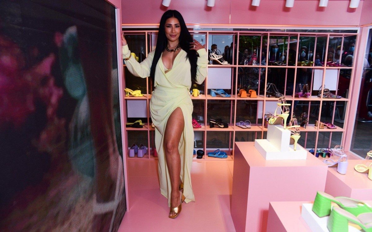 Simaria posa com f&atilde;s na Avenida Paulista, em S&atilde;o Paulo, durante inaugura&ccedil;&atilde;o de loja