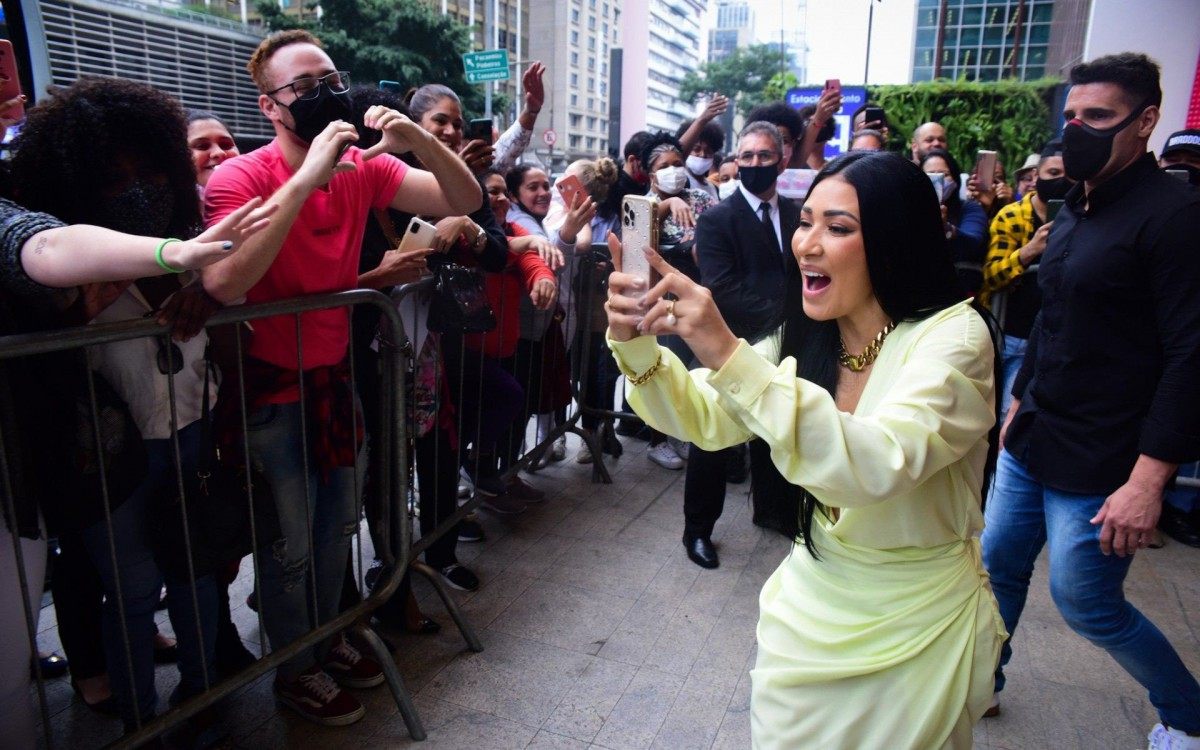 Simaria posa com f&atilde;s na Avenida Paulista, em S&atilde;o Paulo, durante inaugura&ccedil;&atilde;o de loja