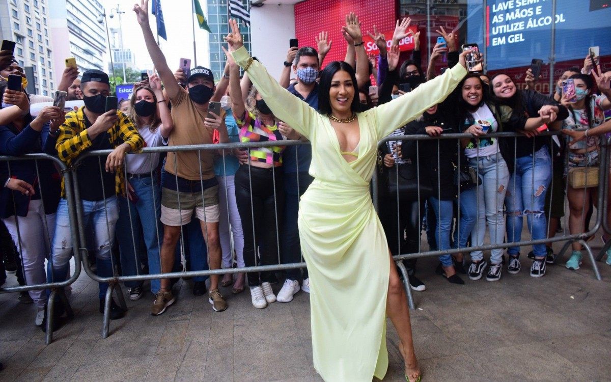 Simaria posa com f&atilde;s na Avenida Paulista, em S&atilde;o Paulo, durante inaugura&ccedil;&atilde;o de loja