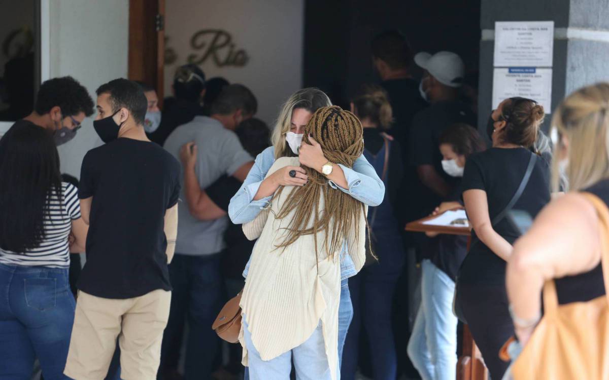 Rio,27/10/2021-CORDOVIL, Velorio das criancas queimadas pelo irmao,na foto.amigos e familiares durante o velorio.Foto: Cleber Mendes/Ag&ecirc;ncia O Dia
