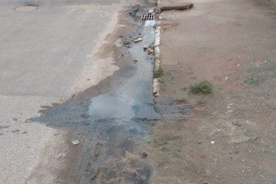 Mesquitense reclama e solicita reparo em vazamento de esgoto no bairro Banco de Areia