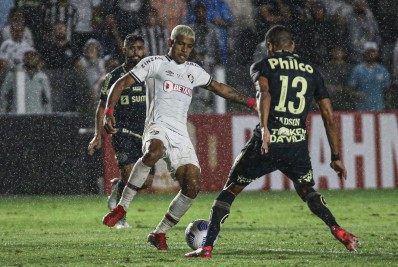 Irreconhecível, Fluminense é derrotado pelo Santos e deixa a chance de ingressar no G-6 escapar