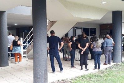 Familiares se despedem de meninos mortos pelo próprio irmão em Maricá