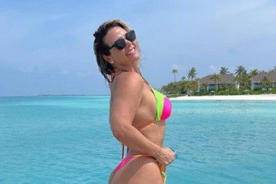 Nas Maldivas, Carla Perez exibe corpão em forma ao posar de biquíni