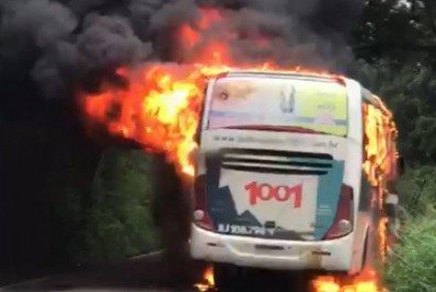 Ônibus pega fogo após colisão na RJ-106, em Saquarema