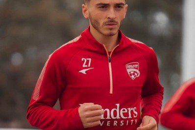 Jogador assume ser gay e recebe apoio de astros do futebol europeu