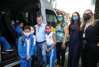 Prefeitura entrega van em escola municipal de Caxias